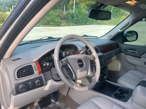 Used 2010 GMC Yukon SLT w/ SLT-2 Equipment Package AWD/4WD image 23