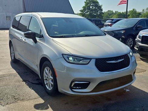 Used 2024 Chrysler Pacifica Touring-L FWD image 2