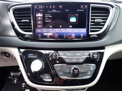 Used 2023 Chrysler Pacifica Touring-L image 28