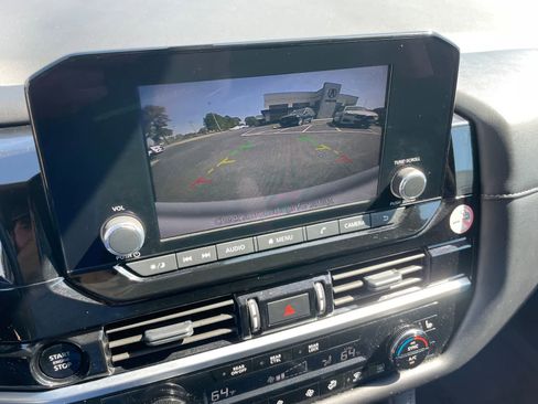 Used 2025 Nissan Pathfinder SV FWD image 17