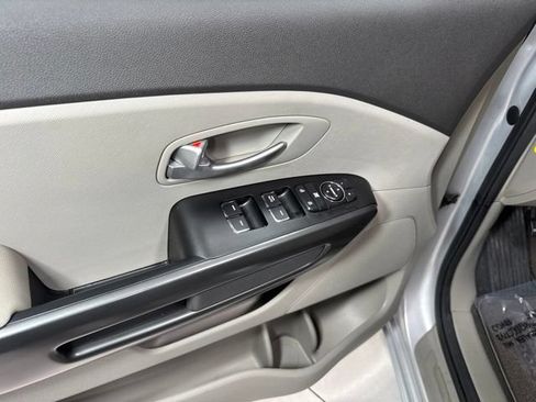 Used 2018 Kia Sedona L FWD image 9