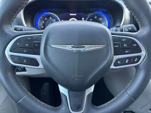 Used 2023 Chrysler Pacifica Touring-L FWD image 25
