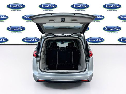 Used 2023 Chrysler Pacifica Touring-L FWD image 25