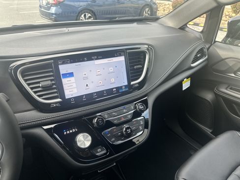 New 2026 Chrysler Pacifica Select FWD image 36