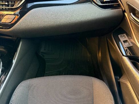 Used 2019 Toyota C-HR Limited image 17