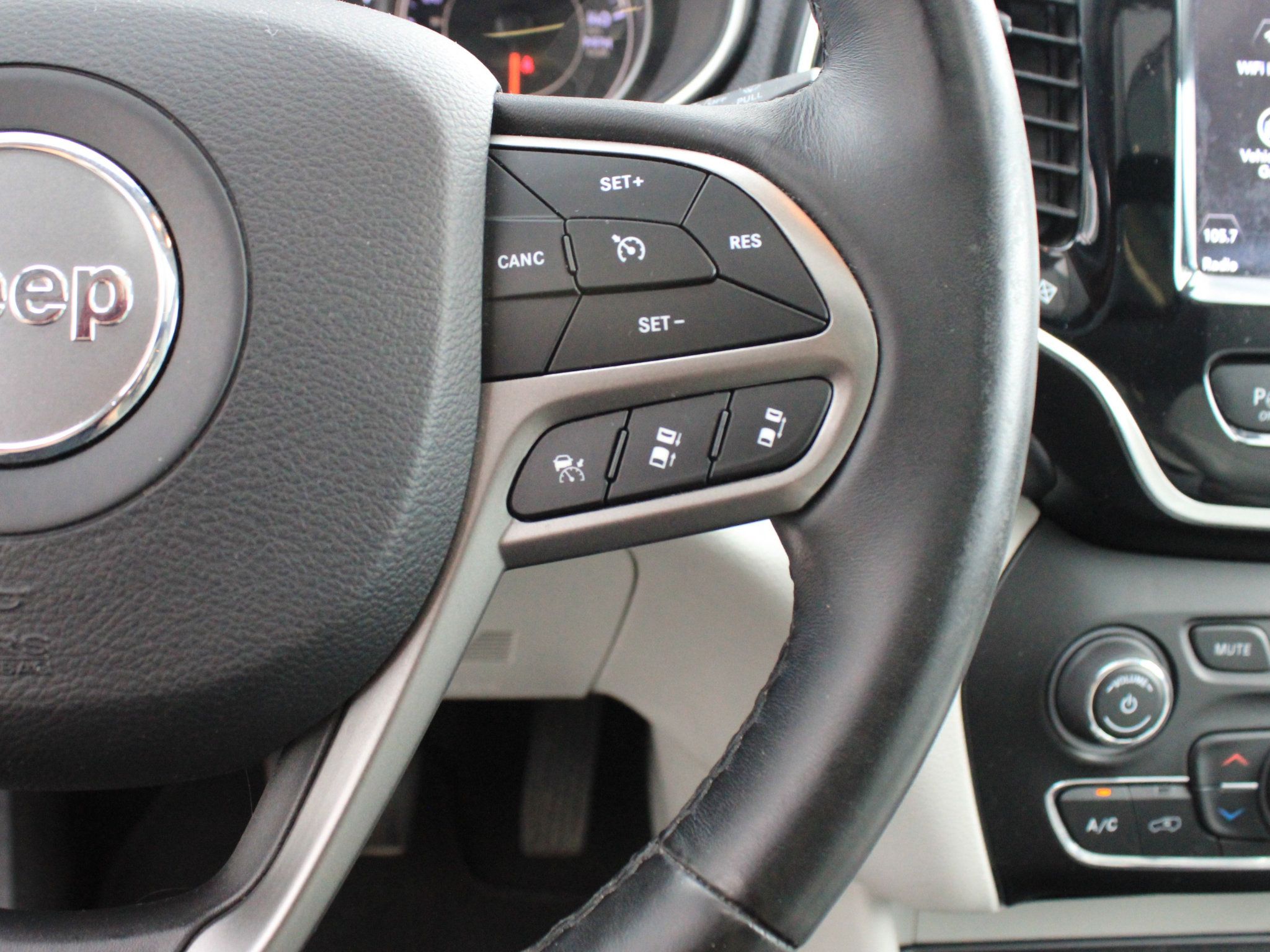 Used 2019 Jeep Cherokee Limited w/ Technology Group AWD/4WD image 17