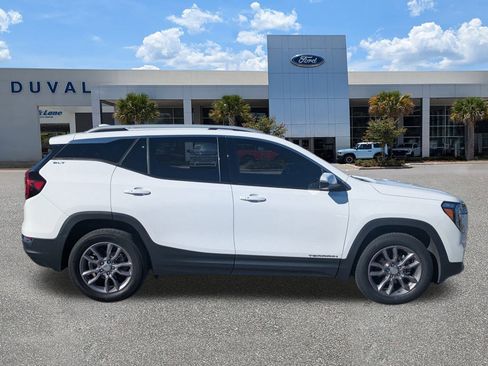 Used 2023 GMC Terrain SLT image 3