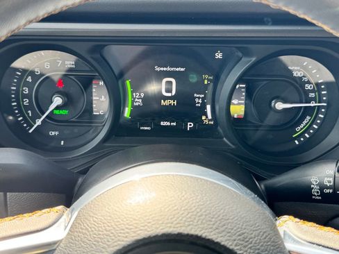 Used 2024 Jeep Wrangler Unlimited Sahara w/ Technology Group AWD/4WD image 23