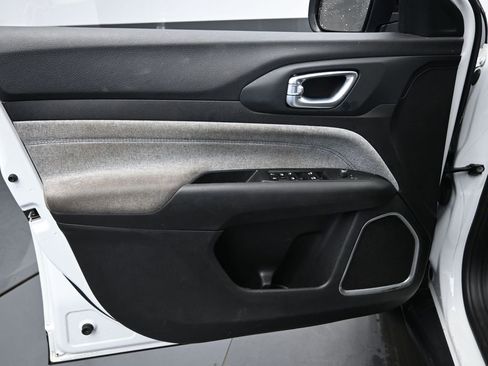 Used 2023 Jeep Compass Latitude image 23