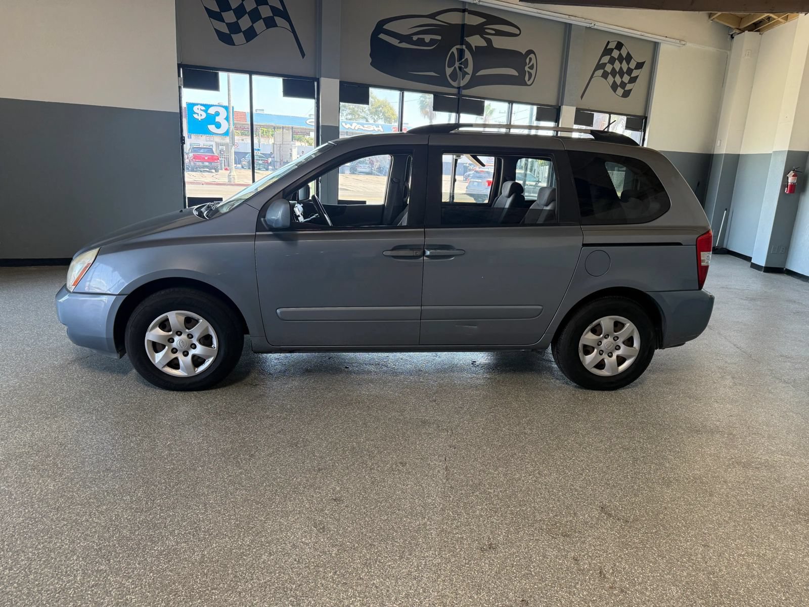 Used 2010 Kia Sedona FWD image 4