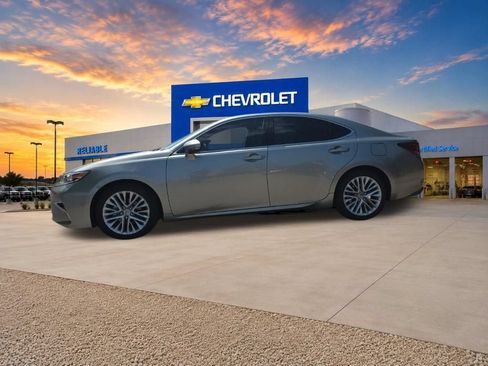 Used 2017 Lexus ES 350 w/ Ultra Luxury Package FWD image 3