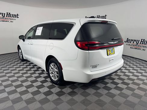 Used 2023 Chrysler Pacifica Touring-L FWD image 3