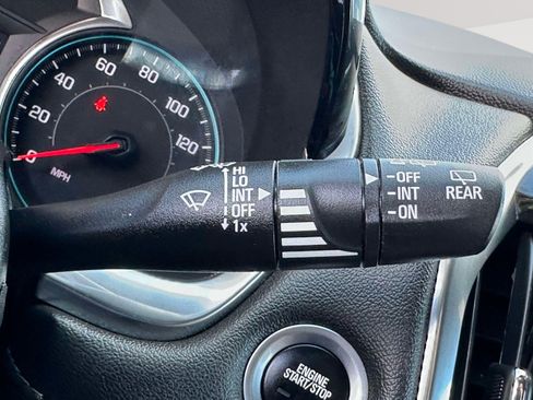 Used 2023 Chevrolet Traverse LT FWD image 15