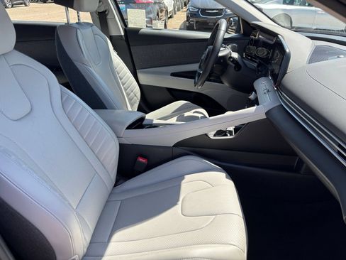 Used 2025 Hyundai Elantra Limited FWD image 38