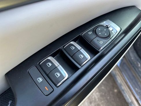 Used 2023 Kia Carnival LX image 9