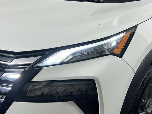 Used 2024 Nissan Rogue S FWD image 11