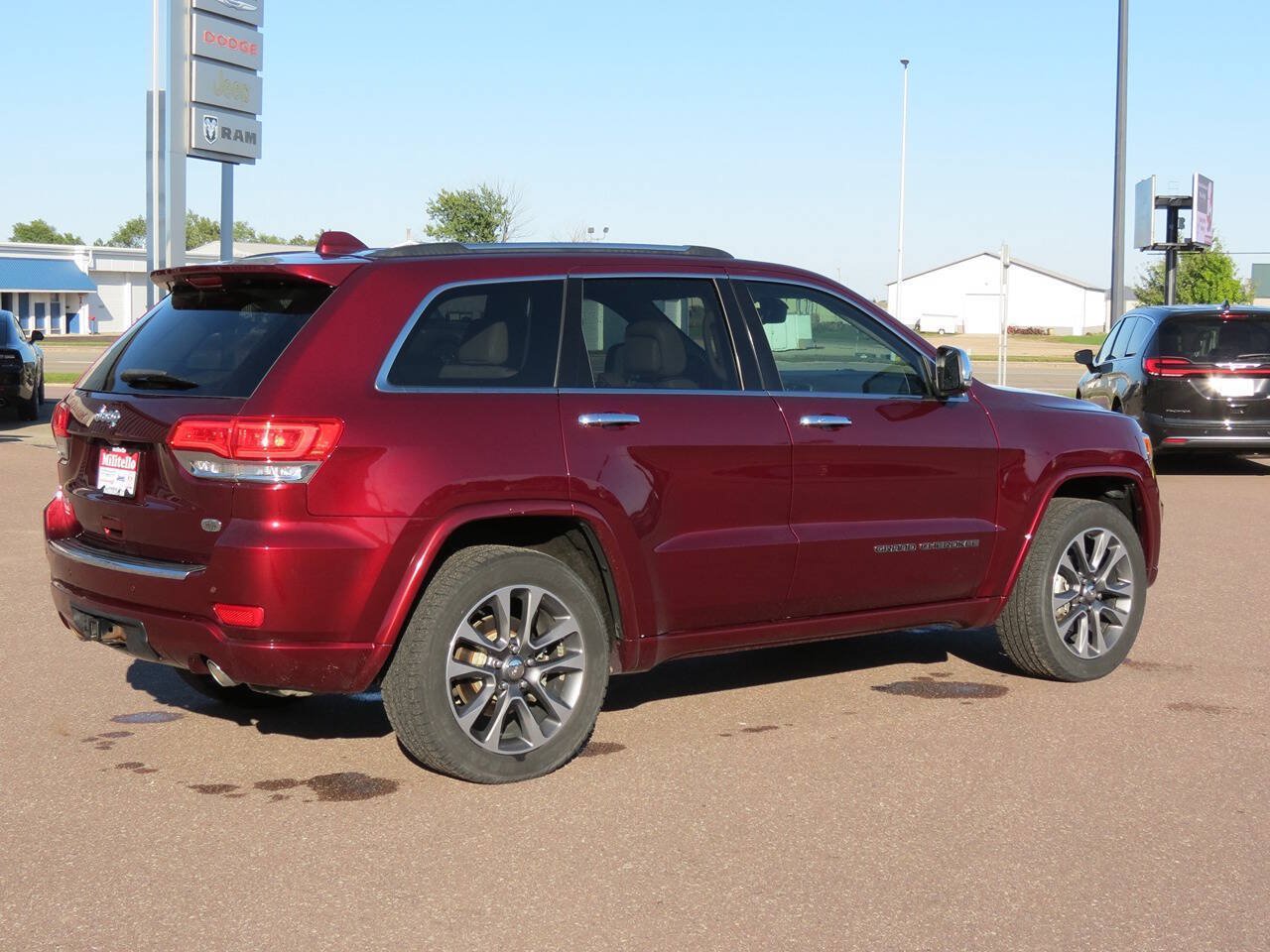 Used 2017 Jeep Grand Cherokee Overland AWD/4WD image 4