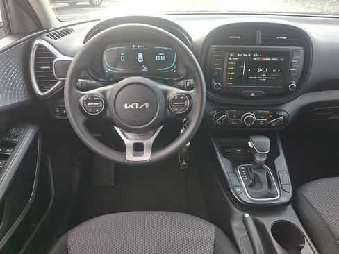 Used 2025 Kia Soul LX w/ LX Technology Package FWD image 11