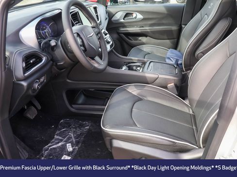 New 2026 Chrysler Pacifica Limited image 5
