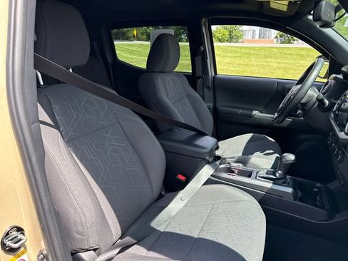 Used 2017 Toyota Tacoma TRD Off-Road AWD/4WD image 13