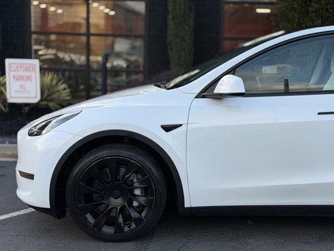 Used 2021 Tesla Model Y Long Range image 10