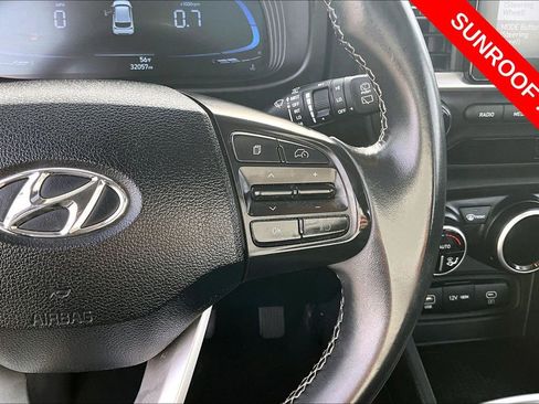 Used 2025 Hyundai Venue SEL FWD image 16
