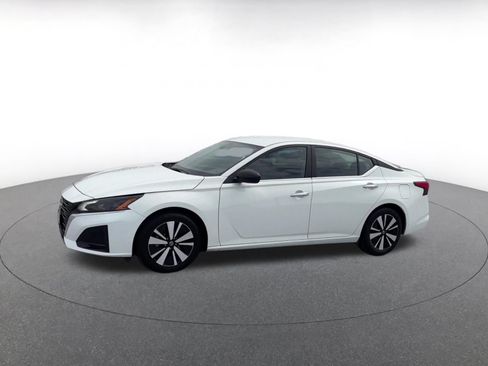 Used 2025 Nissan Altima 2.5 SV FWD image 7