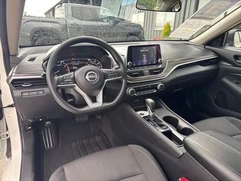 Used 2025 Nissan Altima 2.5 SV FWD image 9