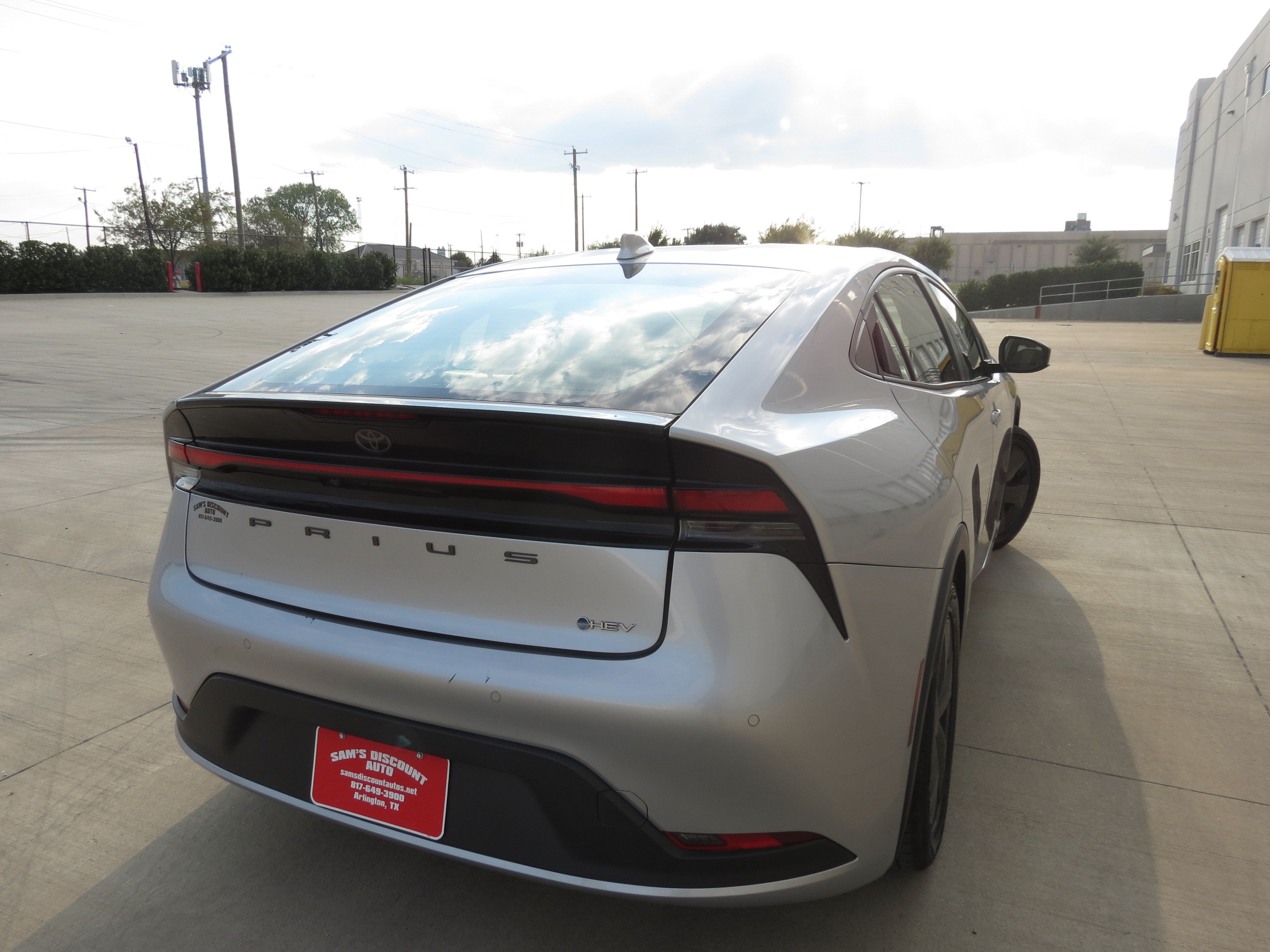 Used 2023 Toyota Prius LE FWD image 4