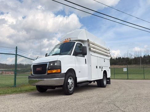 Used 2018 GMC Savana 3500 w/ Power Convenience Package RWD image 2
