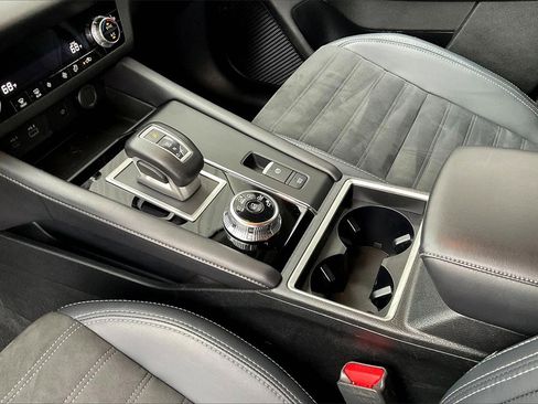 Used 2024 Mitsubishi Outlander SE Black Edition image 17