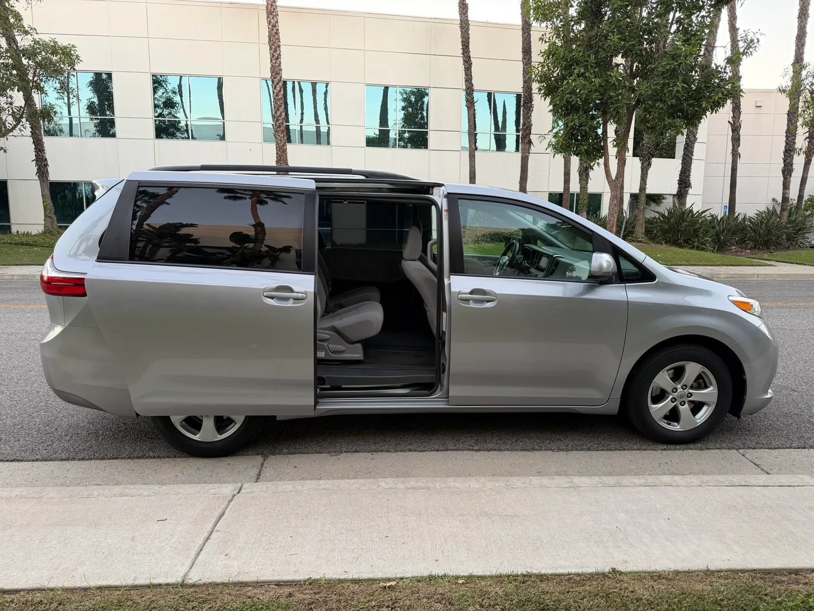 Used 2017 Toyota Sienna LE FWD image 15