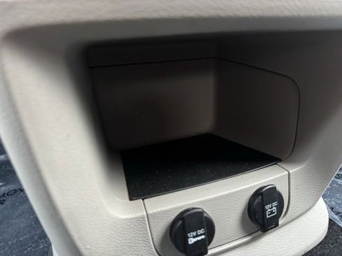 Used 2019 Dodge Grand Caravan SE w/ UConnect Hands-Free Group image 16