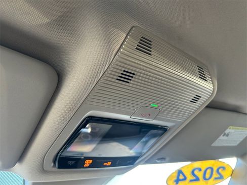 Used 2024 Volkswagen Atlas SE image 29