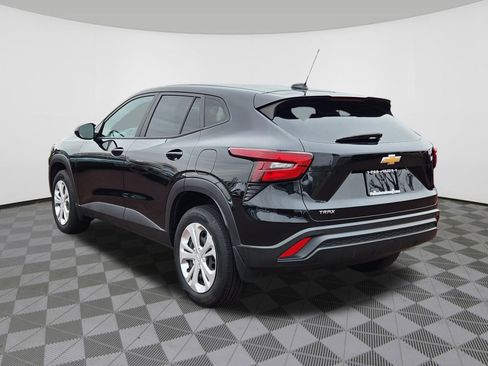 Used 2024 Chevrolet Trax LS w/ Driver Confidence Package image 4