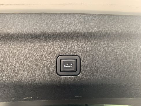 Used 2023 GMC Yukon XL SLT AWD/4WD image 35