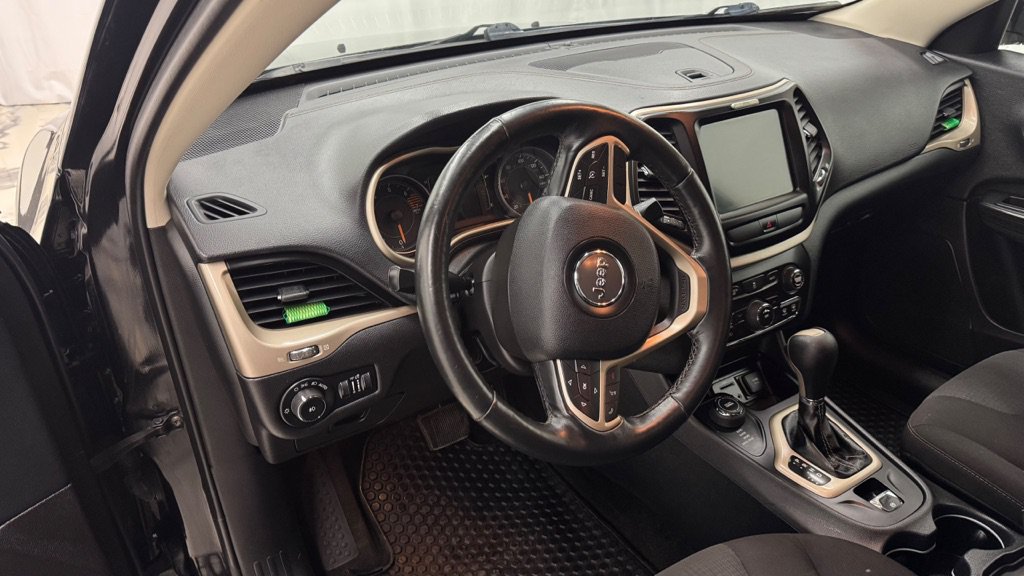 Used 2016 Jeep Cherokee Latitude w/ Cold Weather Group AWD/4WD image 17