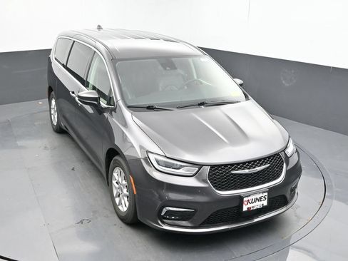 Used 2023 Chrysler Pacifica Touring-L FWD image 33