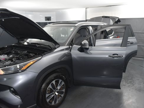 Used 2023 Toyota Highlander XLE FWD image 27