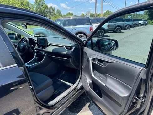 Used 2021 Toyota RAV4 LE FWD image 14