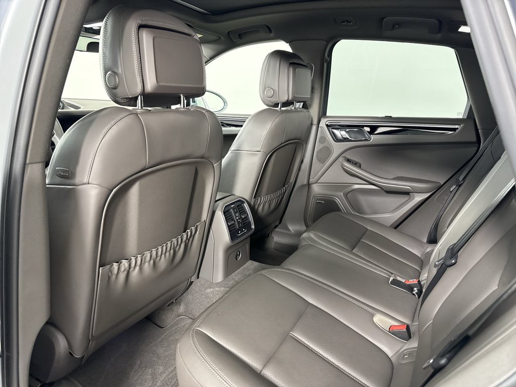 Certified 2024 Porsche Macan AWD/4WD image 26
