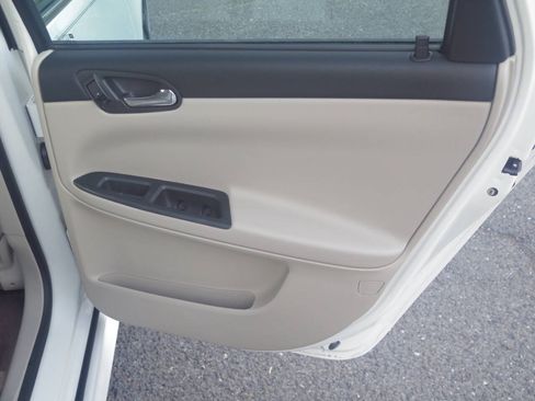 Used 2009 Chevrolet Impala LT FWD image 19