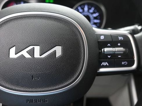 Used 2022 Kia Carnival LX FWD image 14