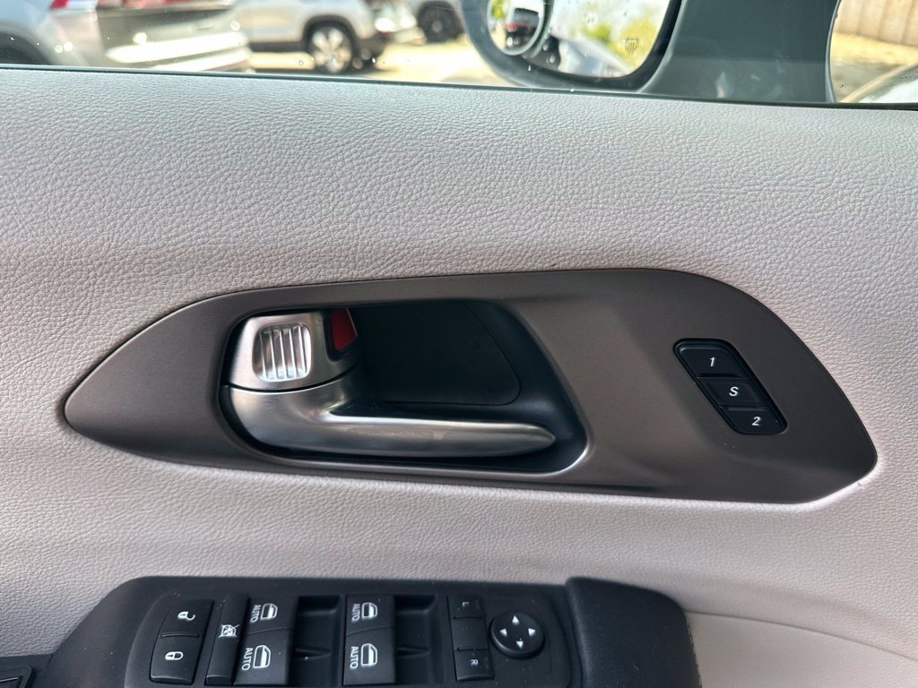 Used 2022 Chrysler Pacifica Touring-L w/ Uconnect Theater Family Group FWD image 21