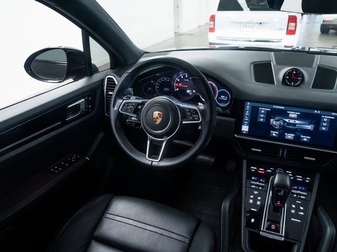 Used 2019 Porsche Cayenne Base image 10