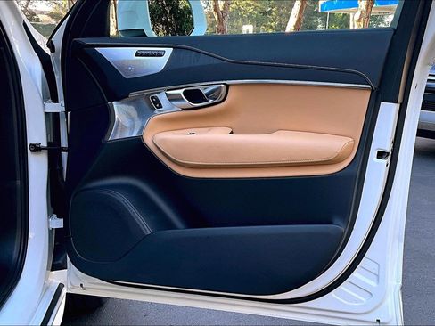 Used 2022 Volvo XC90 T6 Inscription w/ Advanced Package image 28