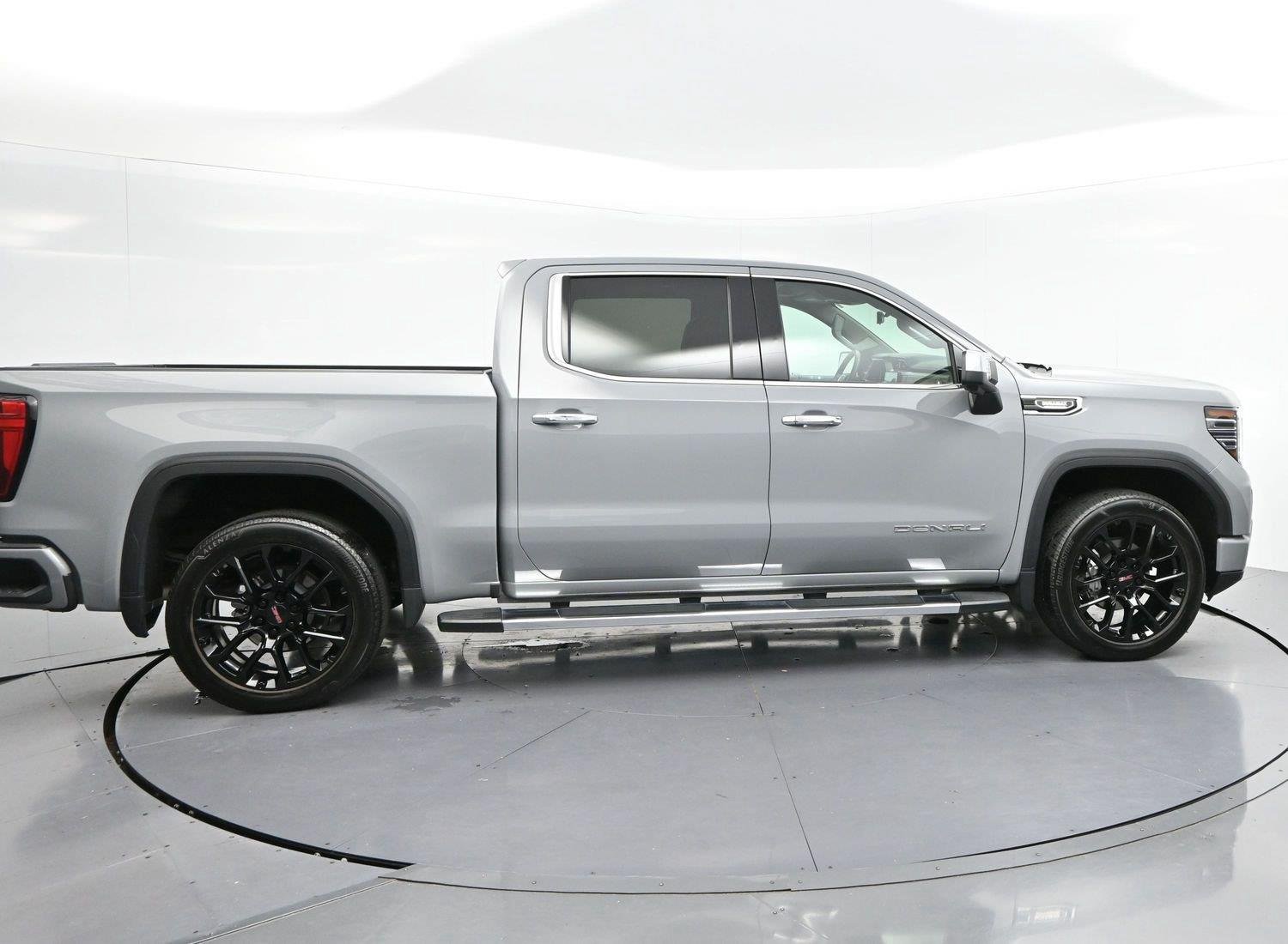 Used 2025 GMC Sierra 1500 Denali w/ Technology Package AWD/4WD image 8