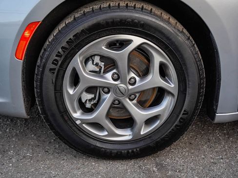 Used 2023 Chrysler Pacifica Limited image 6