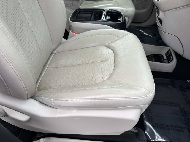 Used 2020 Chrysler Pacifica Touring-L FWD image 10