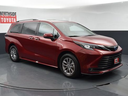 Used 2025 Toyota Sienna XLE FWD image 6